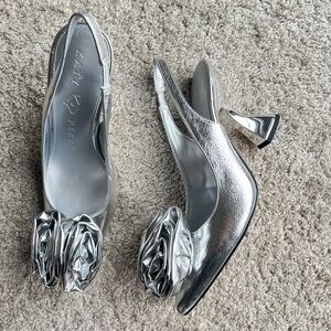 Katy Perry. New without tags. Size 7.5 Silver Heels with Metallic Floral Accent